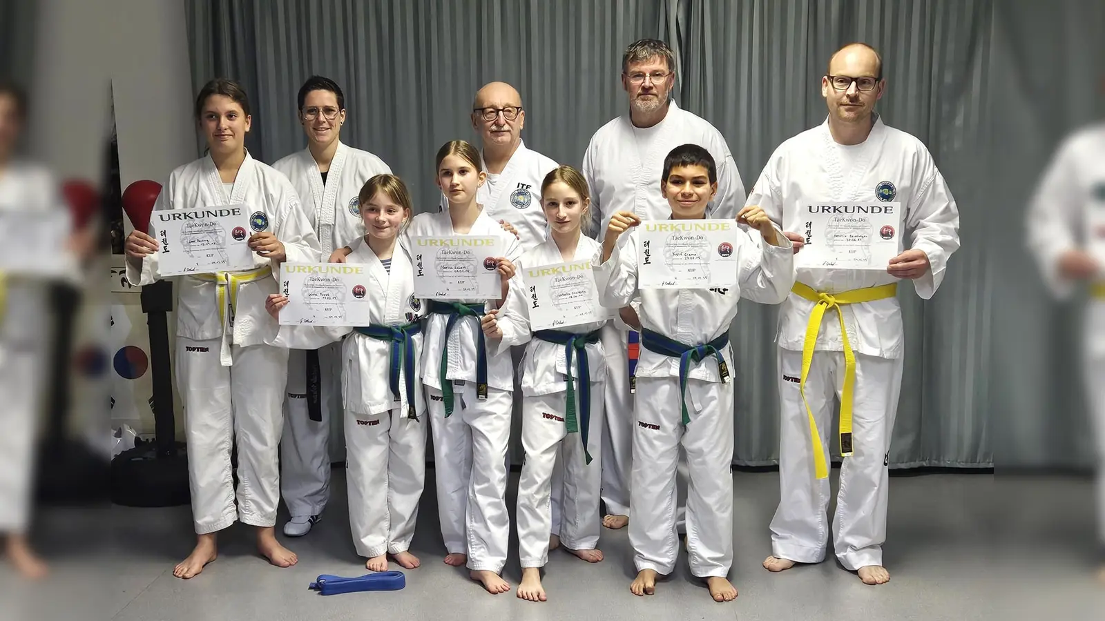 Absolvierten in Boffzen erfolgreich ihre Gürtelprüfung (v.l.): Lea Pauling, Kira Bost, Marina Eckert, Isabella Malena, Yusuf Cizme und Hendrik Beverungen. Dahinter (von links) Natalie Wiesner, Günter Potthast und Stefan Laufenburg. (Foto: MTV Boffzen)
