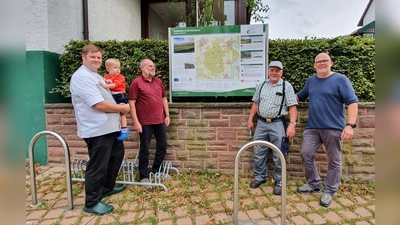 Vorstellung der Wanderkarte: (v.l.) Dominique und Anton Kirchhoff (Gasthaus Kirchhoff), Markus Niemann (Eggegebirgsverein), Günther Humann (Heimat- und Verkehrsverein Amelunxen), Wolfram Rode (Bezirksausschussvors. Amelunxen). (Foto: Foto: HVV Amelunxen)