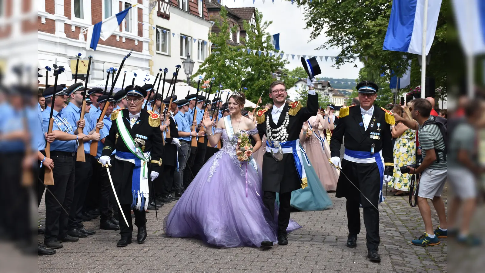 Der neue Schützenkönig Julius Rochel und seine Königin Theresa Göke wurden von den Beverungern begeistert begrüßt.  (Foto: Barbara Siebrecht)