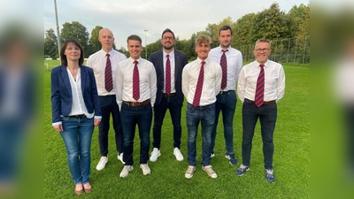 Der neue Vorstand: (v.l.) Tanja Knaup (Abteilungsleiterin Breitensport), Josef Schrick (Abteilungsleiter Senioren), Tim Scherding (Leiter Finanzen), Dennis Ramovic (Erster Vorsitzender), Sören Hake (Sportlicher Leiter und Abteilungsleiter Jugendfußball), Jan-Hendrik Schrick (Leiter Vereinskommunikation), Wilfried Schäfer (Geschäftsführer). (Foto: Foto: TuS Amelunxen)