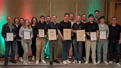 Geehrte Mitglieder sowie alter und neuer Vorstand des Fanfarenzugs Dringenberg bei der Generalversammlung. (Foto: Fanfarenzug Dringenberg / privat)