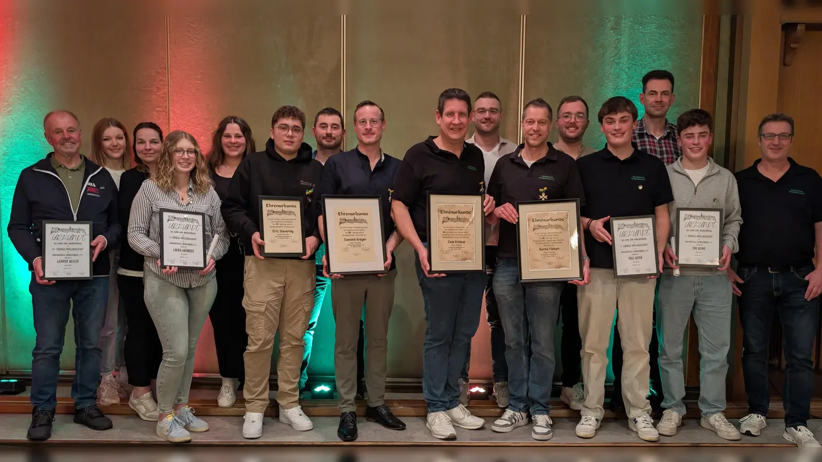 Geehrte Mitglieder sowie alter und neuer Vorstand des Fanfarenzugs Dringenberg bei der Generalversammlung. (Foto: Fanfarenzug Dringenberg / privat)