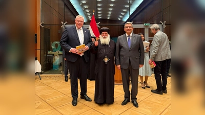 V.l.: Bürgermeister Daniel Hartmann, Bischof Anba Damian und der Botschafter der Arabischen Republik Ägypten, Dr. Mohamed Abd El-Sattar Elbadri. (Foto: Stadt Höxter)