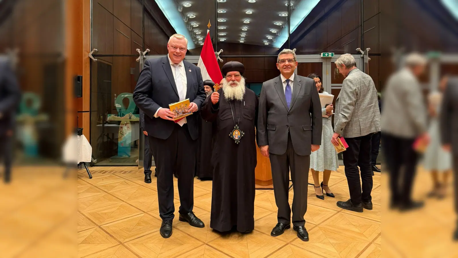 V.l.: Bürgermeister Daniel Hartmann, Bischof Anba Damian und der Botschafter der Arabischen Republik Ägypten, Dr. Mohamed Abd El-Sattar Elbadri. (Foto: Stadt Höxter)