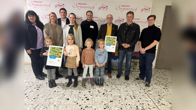 Die glücklichen Gewinnerinnen und Gewinner des Klimaschutzpreises freuen sich gemeinsam mit der Westenergie-Kommunalmanagerin Maria Kemker über die Auszeichnung. (Foto: Stadt Borgentreich)
