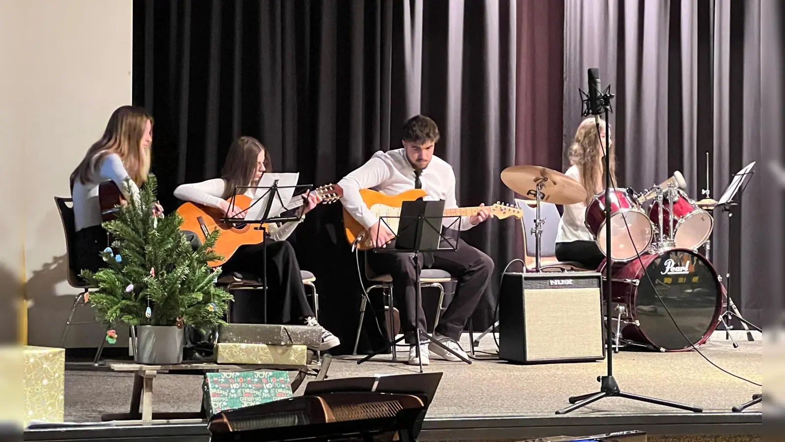Unter der Leitung der Musiklehrkräfte Isabelle Winzen, Benedikt Marpert und Michael Schauka präsentierten die unterschiedlichen musikalischen Ensembles ein abwechslungsreiches Programm. (Foto: Gymnasium Beverungen )
