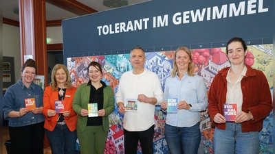 Ein sichtbares Zeichen für Toleranz, Vielfalt, Chancengleichheit und gegen Diskriminierung (v.l.): Anna Kröger, Kommunales Integrationszentrum beim Kreis Höxter, Filiz Elüstü, Teamleiterin des Kommunalen Integrationszentrums beim Kreis Höxter, Kreisdirektorin Manuela Kupsch, Referent Stefan von Zons, politischer Bildner und Demokratie-Trainer, Julia Klenke, Schwerbehindertenvertretung des Kreises Höxter, und Anna Lütkefend, Gleichstellungsbeauftragte des Kreises Höxter. (Foto: Kreis Höxter)