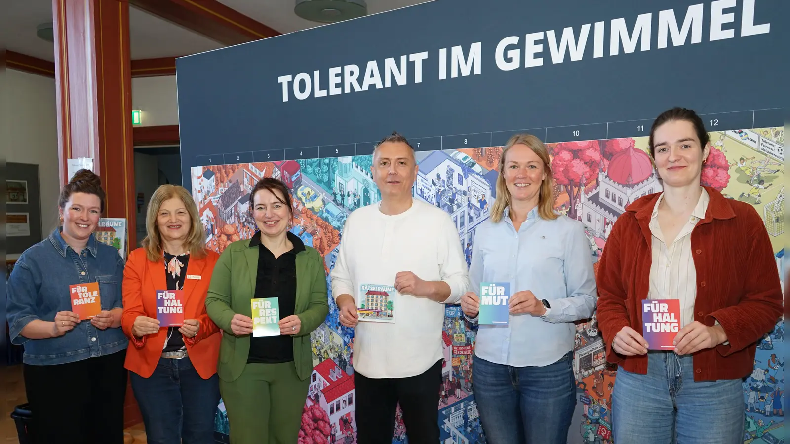 Ein sichtbares Zeichen für Toleranz, Vielfalt, Chancengleichheit und gegen Diskriminierung (v.l.): Anna Kröger, Kommunales Integrationszentrum beim Kreis Höxter, Filiz Elüstü, Teamleiterin des Kommunalen Integrationszentrums beim Kreis Höxter, Kreisdirektorin Manuela Kupsch, Referent Stefan von Zons, politischer Bildner und Demokratie-Trainer, Julia Klenke, Schwerbehindertenvertretung des Kreises Höxter, und Anna Lütkefend, Gleichstellungsbeauftragte des Kreises Höxter. (Foto: Kreis Höxter)