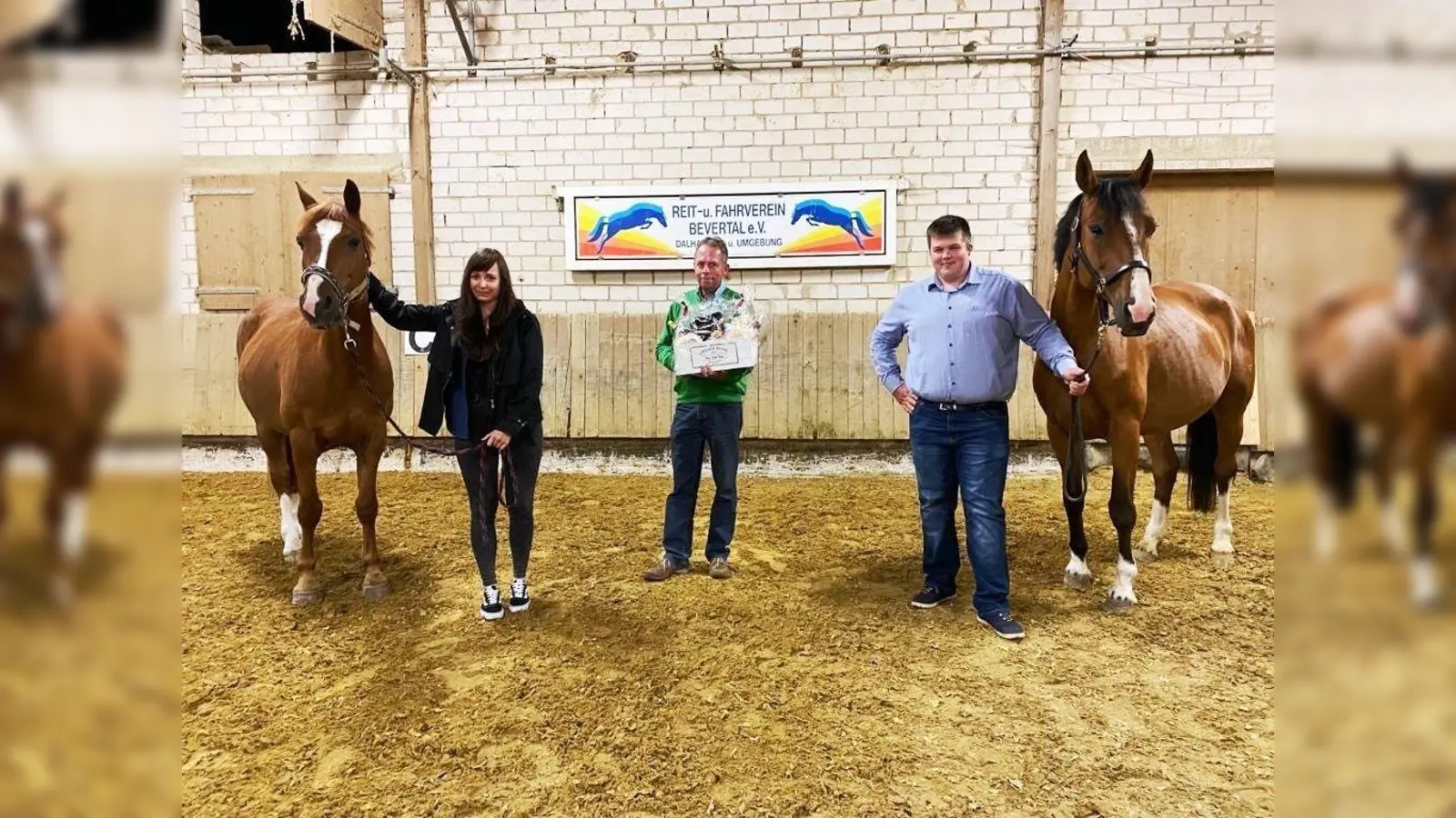 Das Vorstandsteam: Patricia Wattenberg (2. Vors.) mit Schulpferd „Gigolo”, Werner Sievers (ehemaliger Vors.) und Johann Denecke (Vors.) mit Schulpferd „Panda”. (Foto: Foto: Reitverein Bevertal)