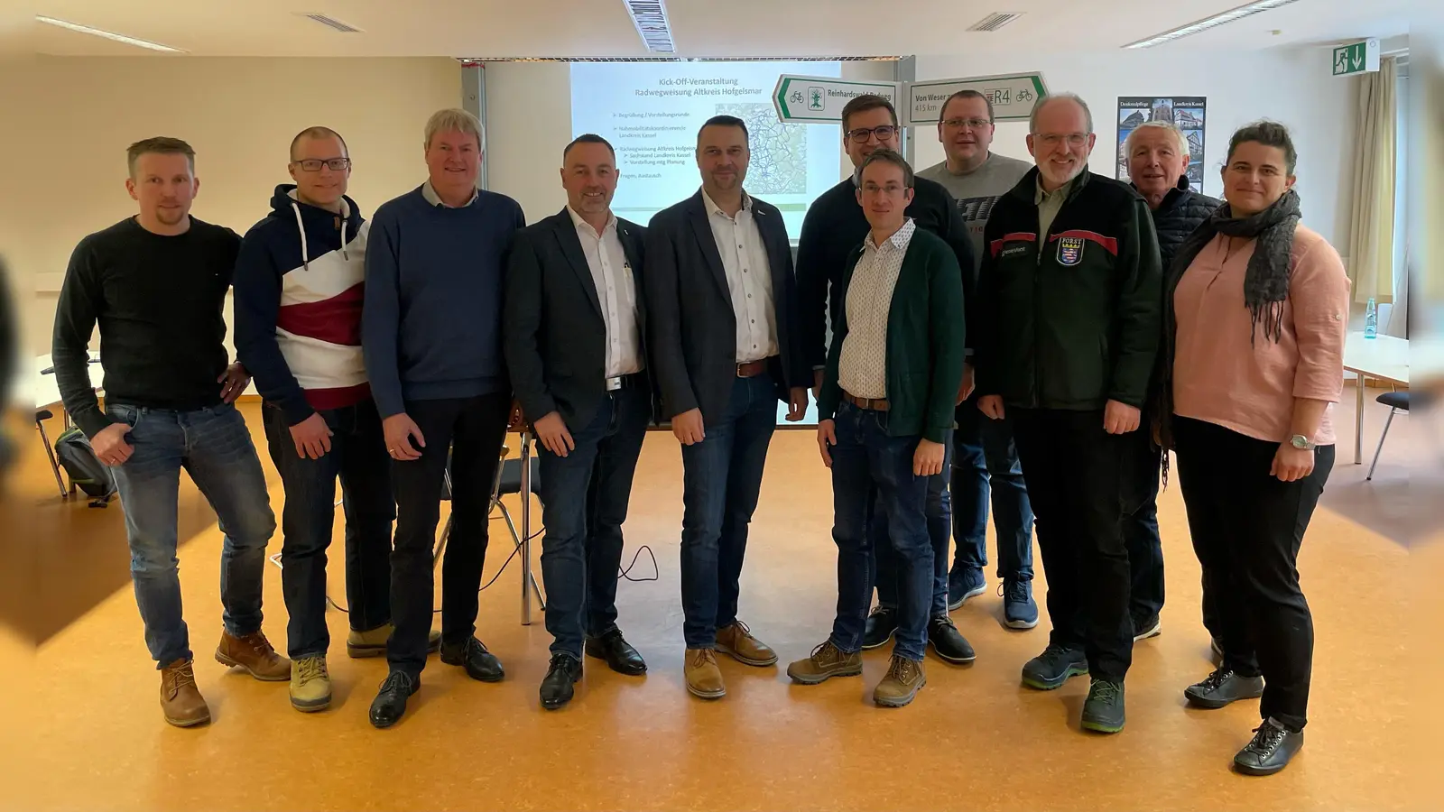 Gut vernetzt sind die Kommunen und Beteiligten der Radwegweisung „Altkreis Hofgeismar“ (v.l.): Patrick Pfeiffer (Trendelburg), Dirk Brede (Immenhausen), Peter Nissen (Servicezentrum Regionalentwicklung), Bürgermeister Harald Munser (Liebenau), Bürgermeister Torben Busse (Hofgeismar), Bürgermeister Carsten Strzoda (Espenau), Bürgermeister Marcus Dittrich (Bad Karlshafen), Lars Großbernd (Wesertal), Holger Pflüger-Grone (Hessen Forst Forstamt Reinhardshagen), Erster Stadtrat Horst Wolff (Grebenstein) und Manuela Greipel (Naturpark Reinhardswald).  (Foto: Landkreis Kassel)