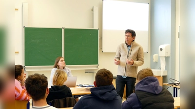 Engagiert diskutierten Julia Hansmeyer und Dirk Damm von der Beratungsstelle für Antidiskriminierungsarbeit in ihrem Workshop mit Schülerinnen und Schülern des Gymnasiums St. Xaver.  (Foto: privat)