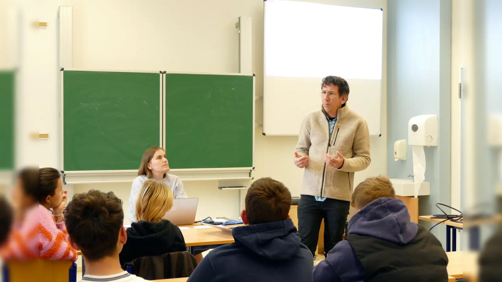 Engagiert diskutierten Julia Hansmeyer und Dirk Damm von der Beratungsstelle für Antidiskriminierungsarbeit in ihrem Workshop mit Schülerinnen und Schülern des Gymnasiums St. Xaver.  (Foto: privat)