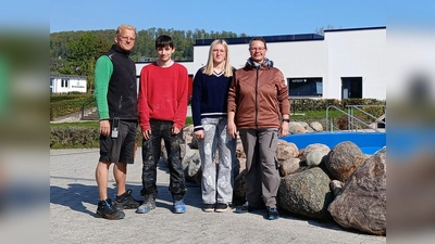 Das Batze-Team, Alexander Klaus, Sam Wederhake, Patrica Schmitz und Bianca Münnemann sind in der kommenden Saison für die Badegäste da. <br> (Foto: Stadt Beverungen)