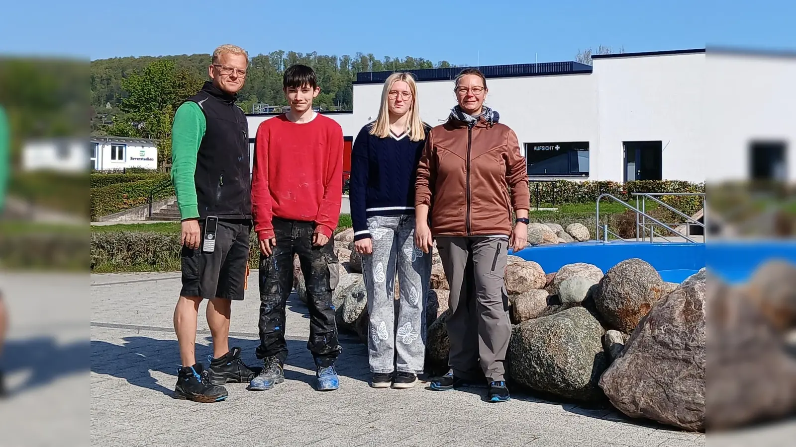 Das Batze-Team, Alexander Klaus, Sam Wederhake, Patrica Schmitz und Bianca Münnemann sind in der kommenden Saison für die Badegäste da. <br> (Foto: Stadt Beverungen)