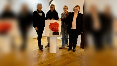 V.l.: Erika Kohls, Martina Weskamp-Dittmann, Angelika Haneball und Cornelia Appel mit einer Gemeinschaftsarbeit des Teams. Ingrid Brödling fehlt (Foto: privat)