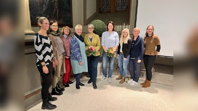 Die Organisatorinnen der Veranstaltung: (v.l.) Ilona Feyer-Yurttas von den Präventiven Hilfen des Landkreises Holzminden, die Gründerinnen des Frauenortes und der Dauerausstellung Paula Tobias Iris Holec, Renate Nott, Sigrun Brünning und Katja Drews, die Frauenärztin Anna-Kathrin von der Goltz, Teresa Seela vom Gesundheitsamt des Landkreises, Kulturreferentin Mareille Gerth und Carina Stegemann, Gleichstellungsbeauftragte des Landkreises. (Foto: Landkreis Holzminden)