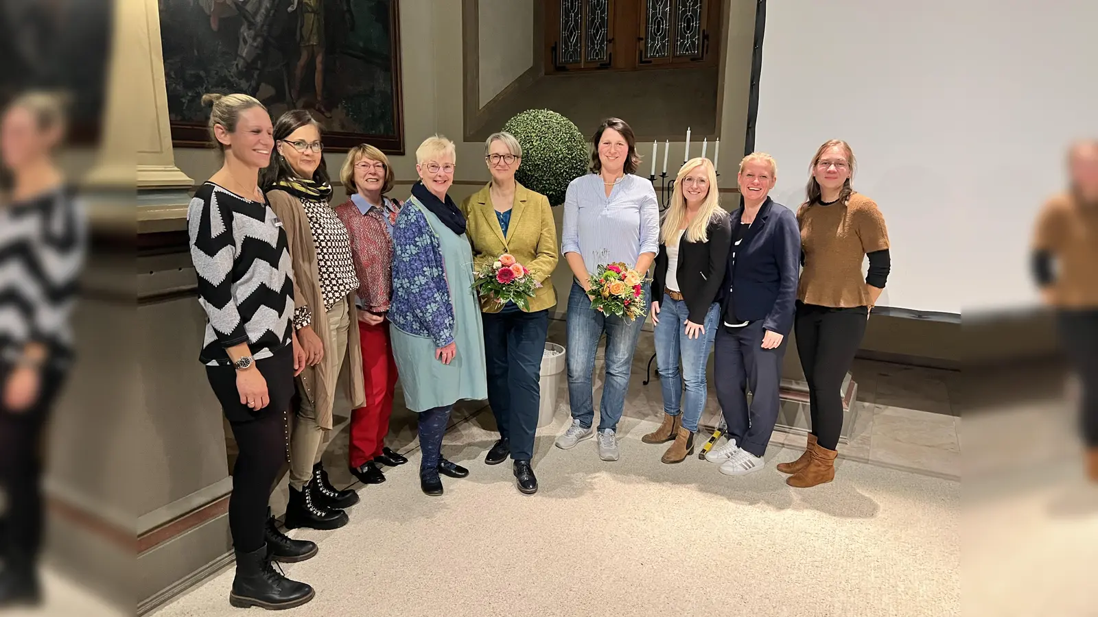 Die Organisatorinnen der Veranstaltung: (v.l.) Ilona Feyer-Yurttas von den Präventiven Hilfen des Landkreises Holzminden, die Gründerinnen des Frauenortes und der Dauerausstellung Paula Tobias Iris Holec, Renate Nott, Sigrun Brünning und Katja Drews, die Frauenärztin Anna-Kathrin von der Goltz, Teresa Seela vom Gesundheitsamt des Landkreises, Kulturreferentin Mareille Gerth und Carina Stegemann, Gleichstellungsbeauftragte des Landkreises. (Foto: Landkreis Holzminden)