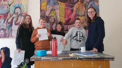 Anna Pernpeintner, Tyler, Niklas, Milo und Nina Schiefelbein (von links nach rechts) freuen sich beim Workshop im Atelier Repfennig über aufregende Rätselkrimis und neue Detektivgeschichten. (Foto: Kulturzentrum Weserrenaissance Schloss Bevern)