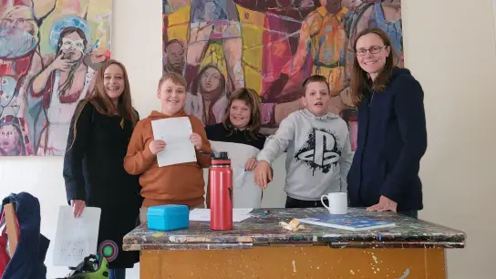 Anna Pernpeintner, Tyler, Niklas, Milo und Nina Schiefelbein (von links nach rechts) freuen sich beim Workshop im Atelier Repfennig über aufregende Rätselkrimis und neue Detektivgeschichten. (Foto: Kulturzentrum Weserrenaissance Schloss Bevern)
