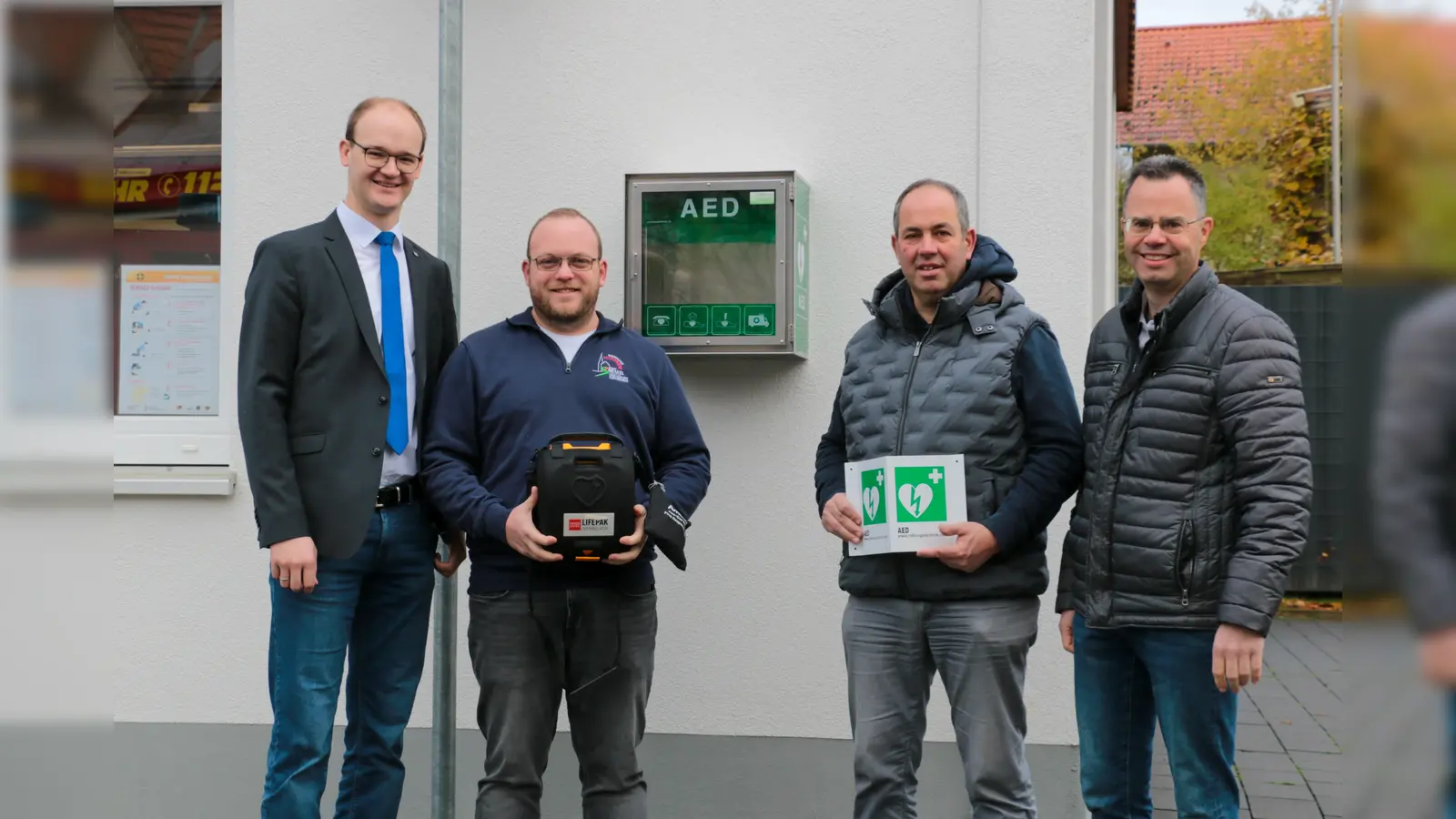 Bei der Übergabe (v.l.): Stefan Bothe (Volksbank), Ruben Terbach (Feuerwehr), Heinz Peter Schonlau (Heimat- u <br>Verkehrsverein) und Michael Hanewinkel (Schützenbruderschaft). (Foto: privat)