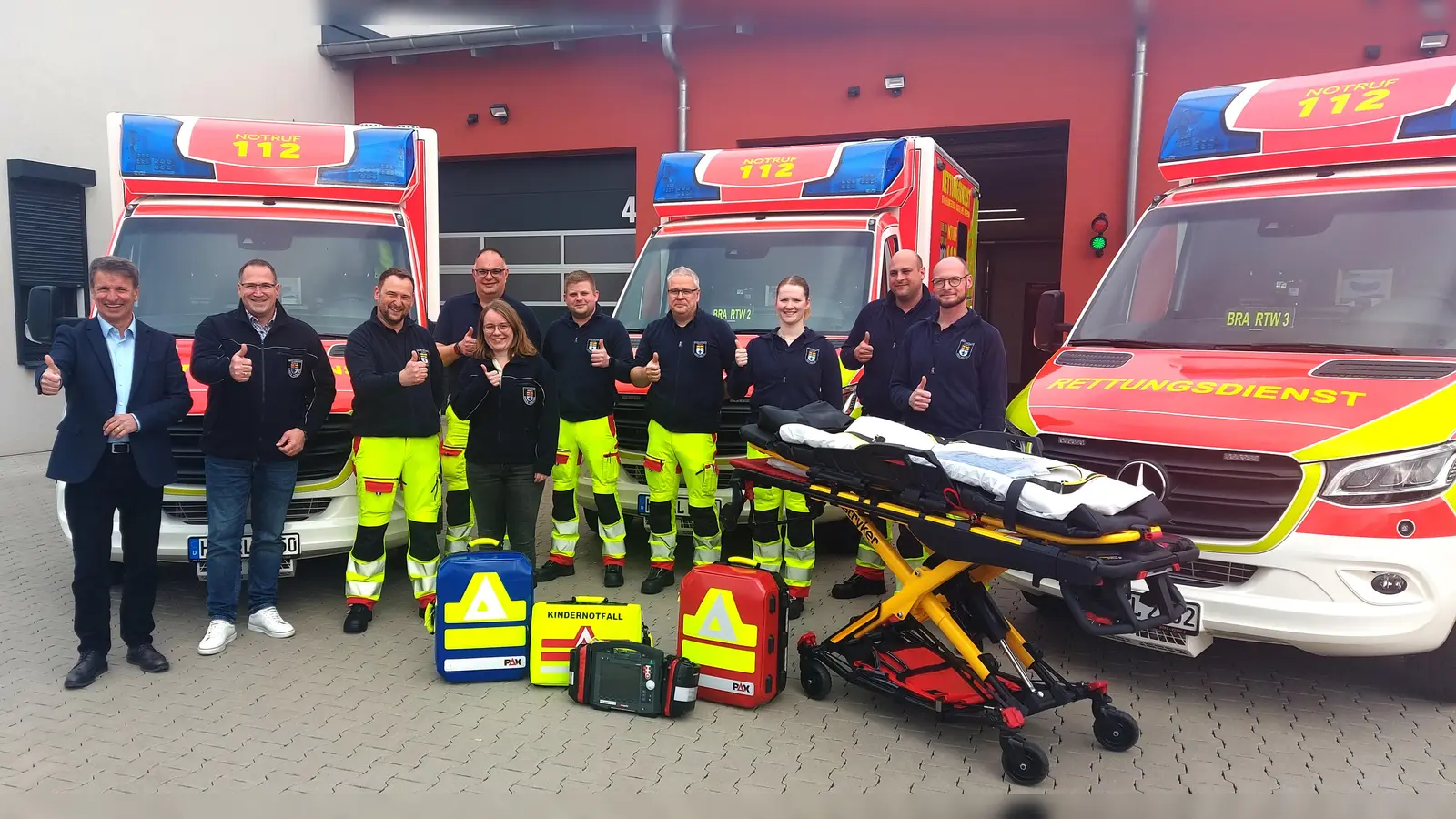 Die Daumen zeigen bei der Übergabe der drei neuen Rettungswagen in der Rettungswache Brakel nach oben (von links): Landrat Michael Stickeln, Thomas Krämer (Abteilungsleiter Rettungsdienst des Kreises Höxter), Horst Voß (Wachleiter der Rettungswache Brakel), Notfallsanitäter Christian Adolf, Hannah Paul (Mitarbeiterin Rettungsdienst des Kreises Höxter), Rettungssanitäter Jan Bastke, Notfallsanitäter Thorsten Dukat, Lina Beutler (Auszubildende zur Notfallsanitäterin), Notfallsanitäter Tobias Weißfinger und Notfallsanitäter Christian Kröger. (Foto: Kreis Höxter)