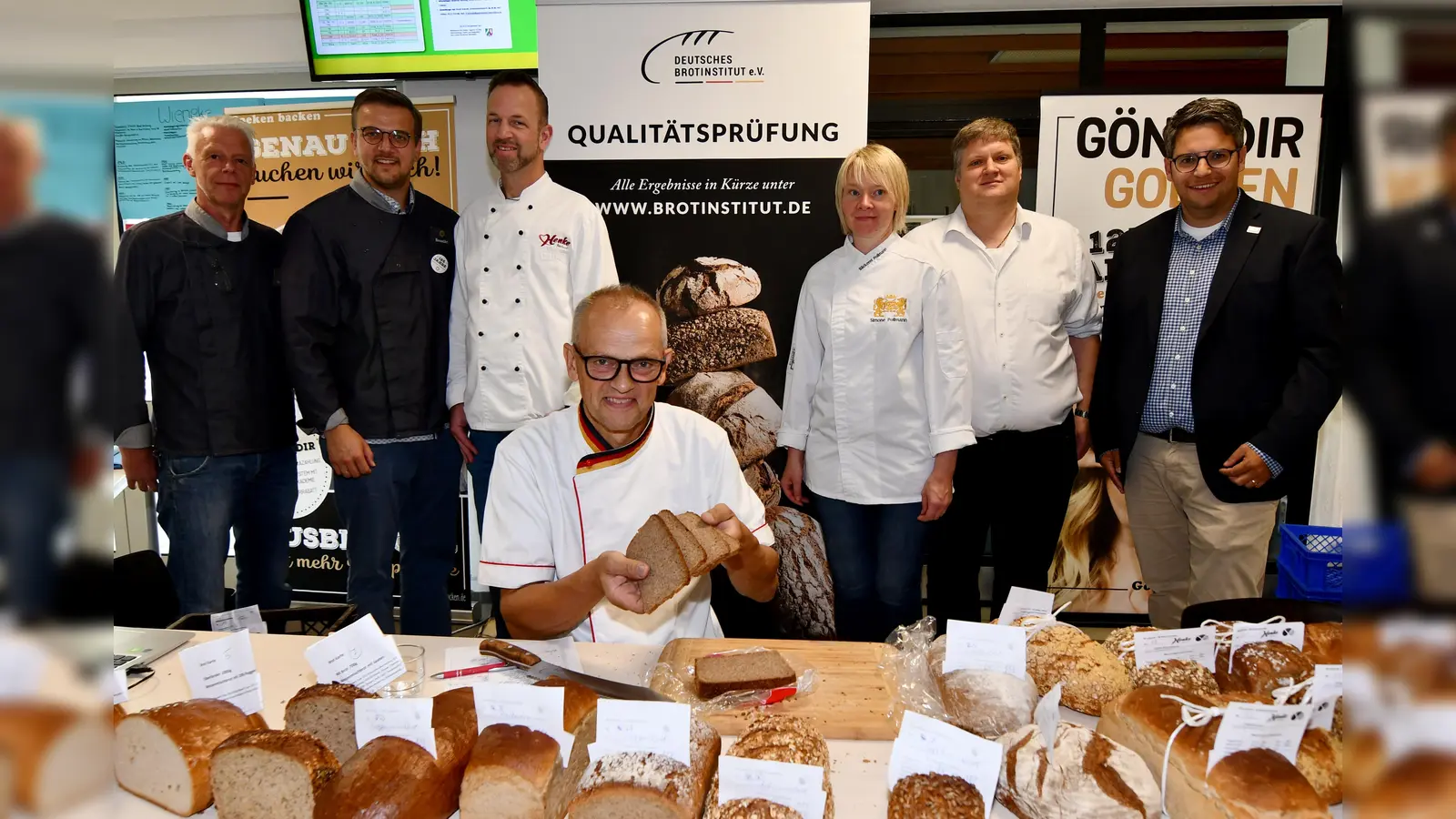 V.l.: Manfred Doolmann (Bäckermeister Goeken backen), Benedikt Goeken (Goeken backen), Daniel Henke (Bäckerei Henke), Brotprüfer Karl-Ernst Schmalz (sitzend), Simone Pollmann (Bäckerei Pollmann), Heiner Brandt (Bäckerei Brandt) und Schulleiter der Gesamtschule Bad Driburg Simon Tewes bei der Brotprüfung. (Foto: privat)