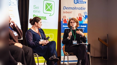 Gesprächsrunden mit offenem Austausch und geleiteten Diskussionen sind fester Bestandteil der Demokratiekonferenzen in der Hansestadt Warburg. Im November 2025 war Miriam Nadimi Amin, (rechts: Expertin rund um Diversity und Konfliktmanagement) bei der dritten Demokratiekonferenz zu Gast.<br>Das Foto zeigt sie im Gespräch mit Semira Klenk (Koordinierungs- und Fachstelle der Partnerschaft für Demokratie in Warburg). (Foto: Arr Hart)