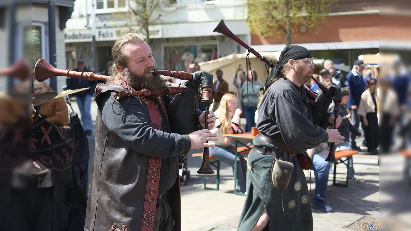 Musikanten, Gaukler und Marktstände mit mittelalterlichen Waren sorgten bei den Besuchern für gute Unterhaltunng. (Foto: Stefan Bönning)