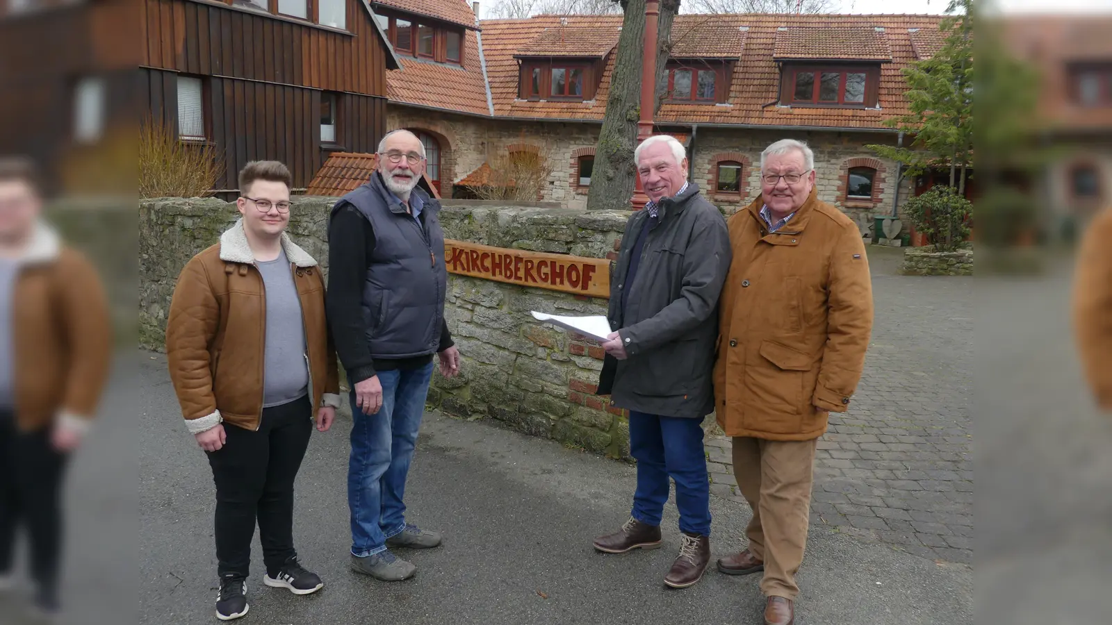 Martin Peitz und Christian Voß (rechte Seite) von der Bürgerstiftung Warburg überreichen den Spendenbescheid an den kommissarischen Leiter des Kirchberghofes Ralf Filker und FsJ-Mitarbeiter Noah Jöhannesmeier. (Foto: H. Rösel)