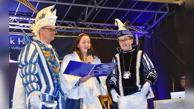Ihre Tollitäten „Holger der Bilanzierende“, Emilia die sportlich Rasante“ und „Johannes der Charmante“ regieren noch eine Amtszeit.  (Foto: Barbara Siebrecht)