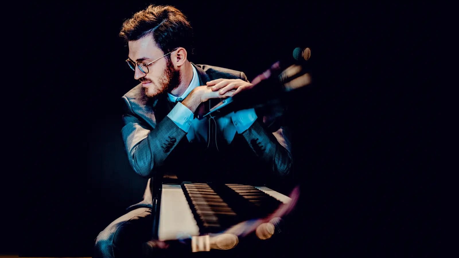 Der hochdekorierte Pianist Aris Alexander Blettenberg kommt nach Warburg. (Foto: Andrej Grilc)