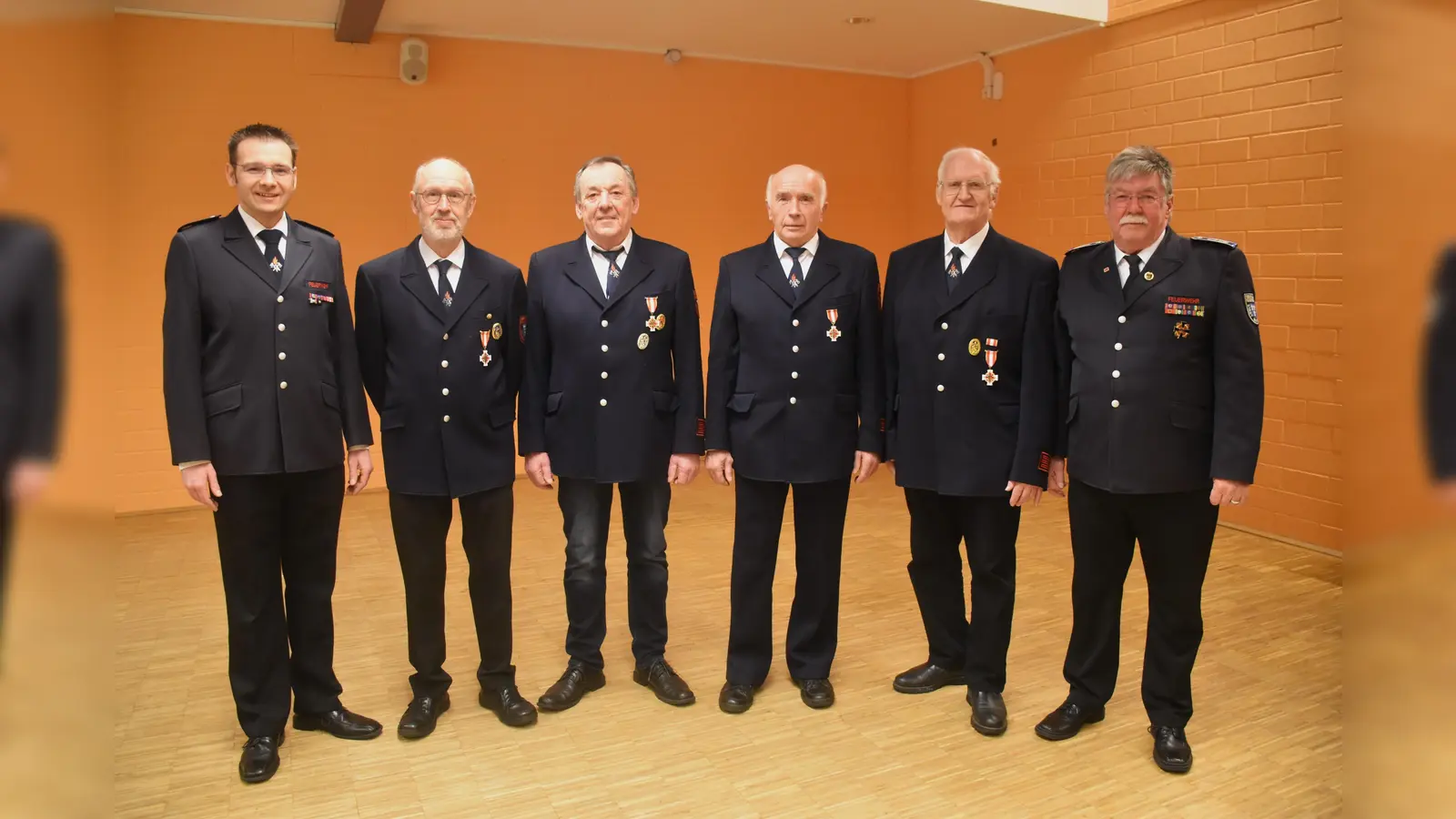 Für 50 Jahre Dienst in der Freiwilligen Feuerwehr wurden vier Herren aus Tietelsen geehrt: (v. l.) Sebastian Ewen (Stadtbrandmeister), Hubertus Kemper, Franz Sievers, Franz-Josef Richter, Hubert Behler und Hubertus Nostitz (Ehrenwehrführer) (Foto: Barbara Siebrecht)