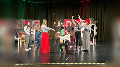 Schülerinnen und Schüler der „Darstellen und Gestalten Kurse“ präsentieren sich. (Foto: privat)