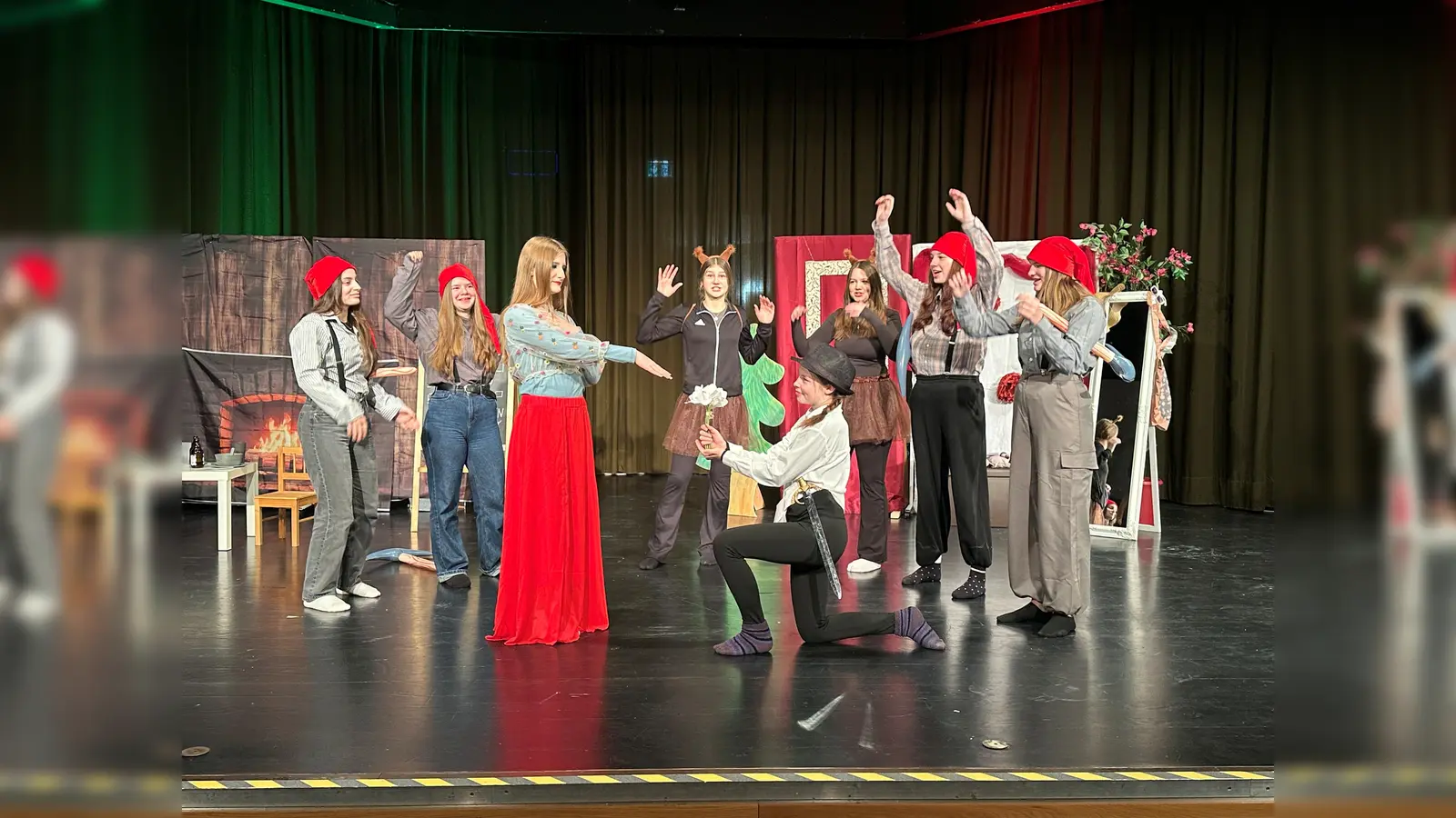 Schülerinnen und Schüler der „Darstellen und Gestalten Kurse“ präsentieren sich. (Foto: privat)