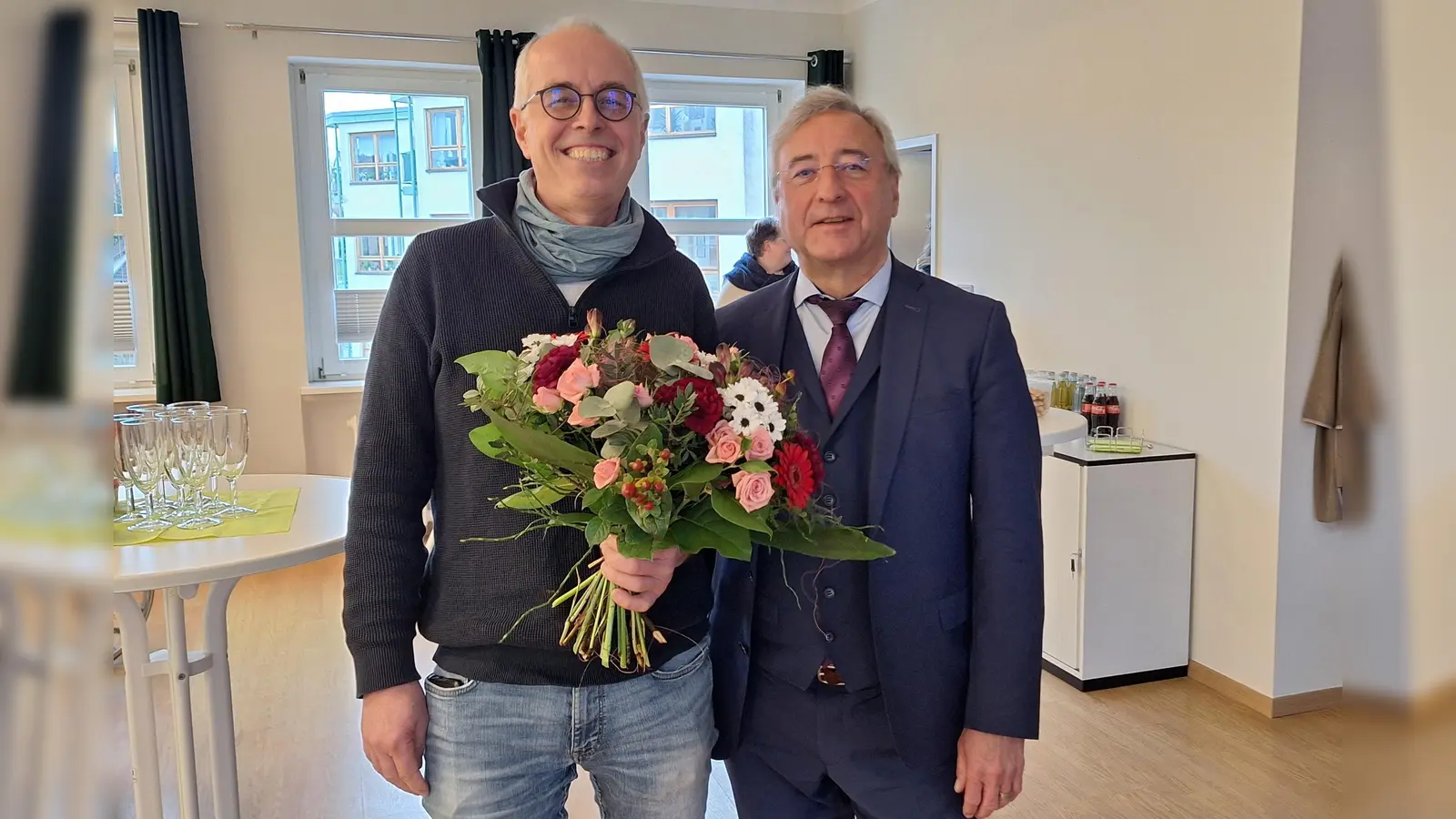 Vorstand Martin Kupper (rechts im Bild) gratulierte Harald Kremser zum Dienstjubiläum mit einem Blumenstrauß. (Foto: privat)