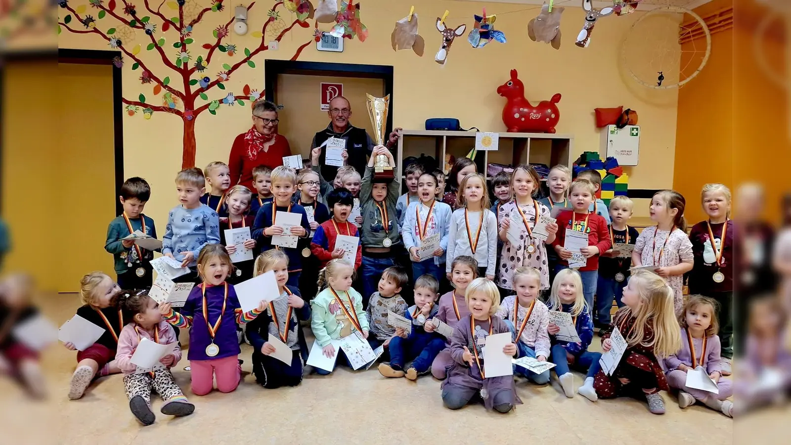Haben sich den großen Wanderpokal redlich verdient: Die Jungen und Mädchen vom Kindergarten Deensen zeigten großen Einsatz beim Bewegungspass. (Foto: Kreissportbund Holzminden)