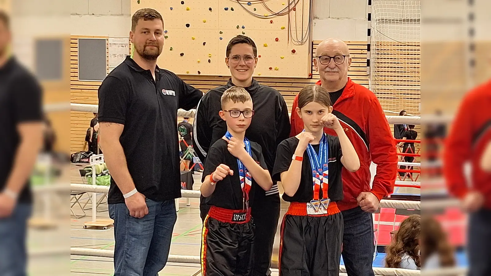 Feierten drei Gold- und eine Bronzemedaille bei der Offenen Westdeutschen-Kickbox-Meisterschaft in Dortmund: Janneck Weyer und Marina Eckert. Dahinter (von links) Rene Kalenberg, Natalie Wiesner und Günter Potthast. (Foto: MTV Boffzen)