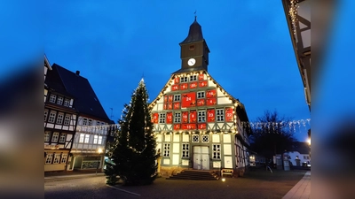 In der Adventszeit verwandelt sich das Alte Rathaus in einen Riesenadventskalender, an dem täglich ein Türchen geöffnet wird. (Foto: Touristik-Information Uslar/C. Filpe)