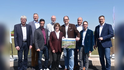 Bei der offiziellen Freigabe (v. l.) Peter Nissen (Kreis Kassel Regionalentwicklung), Matthias Goeken (Landtag NRW), Oliver Ulloth (Landtag Hessen), Roger van Heynsbergen (stellv. BGM Beverungen), Dr. Petra Beckenfeld (Technische Direktorin, Landesbetrieb Straßenbau NRW), Dr. Ruper Pfeiffer (Leiter der Abt. Betrieb u. Verehr Hessen Mobil) BGM Martin Lange Trendelburg, BGM Marcus Dittrich Bad Karlshafen und Landtagskandidat Hans Christian Göttlicher (WK Kassel-Land, CDU).  (Foto: Barbara Siebrecht)