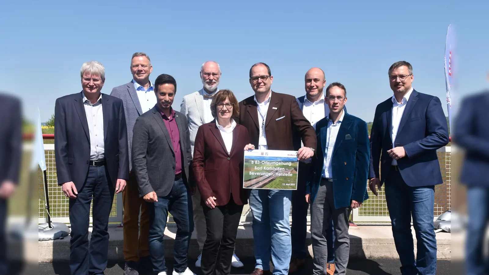 Bei der offiziellen Freigabe (v. l.) Peter Nissen (Kreis Kassel Regionalentwicklung), Matthias Goeken (Landtag NRW), Oliver Ulloth (Landtag Hessen), Roger van Heynsbergen (stellv. BGM Beverungen), Dr. Petra Beckenfeld (Technische Direktorin, Landesbetrieb Straßenbau NRW), Dr. Ruper Pfeiffer (Leiter der Abt. Betrieb u. Verehr Hessen Mobil) BGM Martin Lange Trendelburg, BGM Marcus Dittrich Bad Karlshafen und Landtagskandidat Hans Christian Göttlicher (WK Kassel-Land, CDU).  (Foto: Barbara Siebrecht)