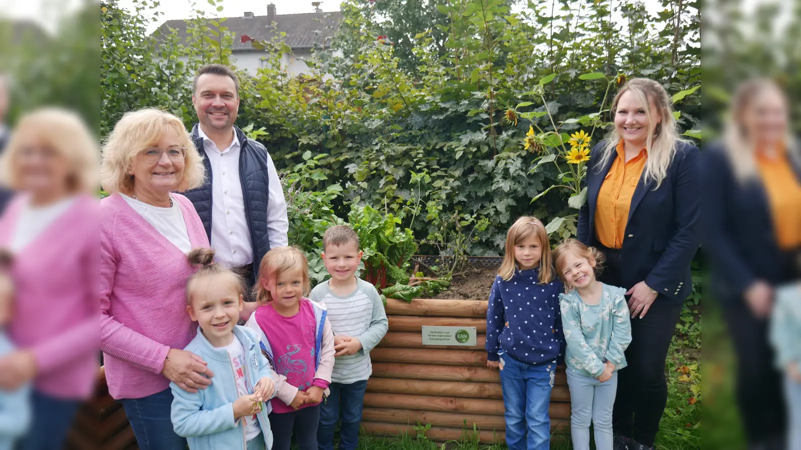 Bürgermeister Torben Busse, Renate Grimm, Leiterin der Kindertagesstätte, und die Leiterin des EAM Regionalzentrums Mitte, Maria Prudlak. Die Kinder freuen sich schon aufs Gärtnern. (Foto: Stadt Hofgeismar)