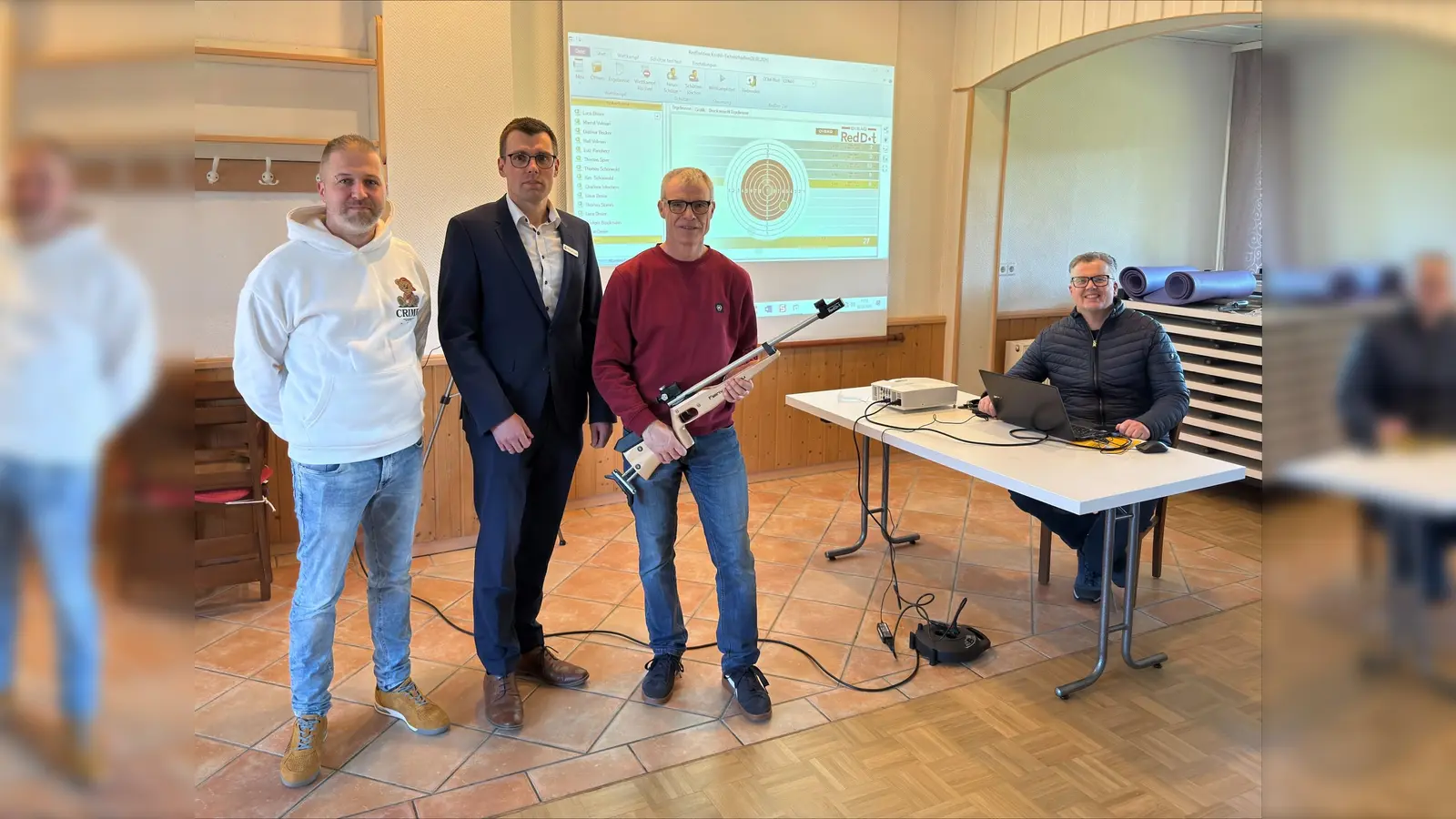 V.l.: Dominik Laube, Geschäftsführer, Thomas Groppe, Regionalleiter der Sparkasse Paderborn-Detmold-Höxter, Thomas Spier, Oberst, und Christian Zünkler, Schießleiter. (Foto: privat)