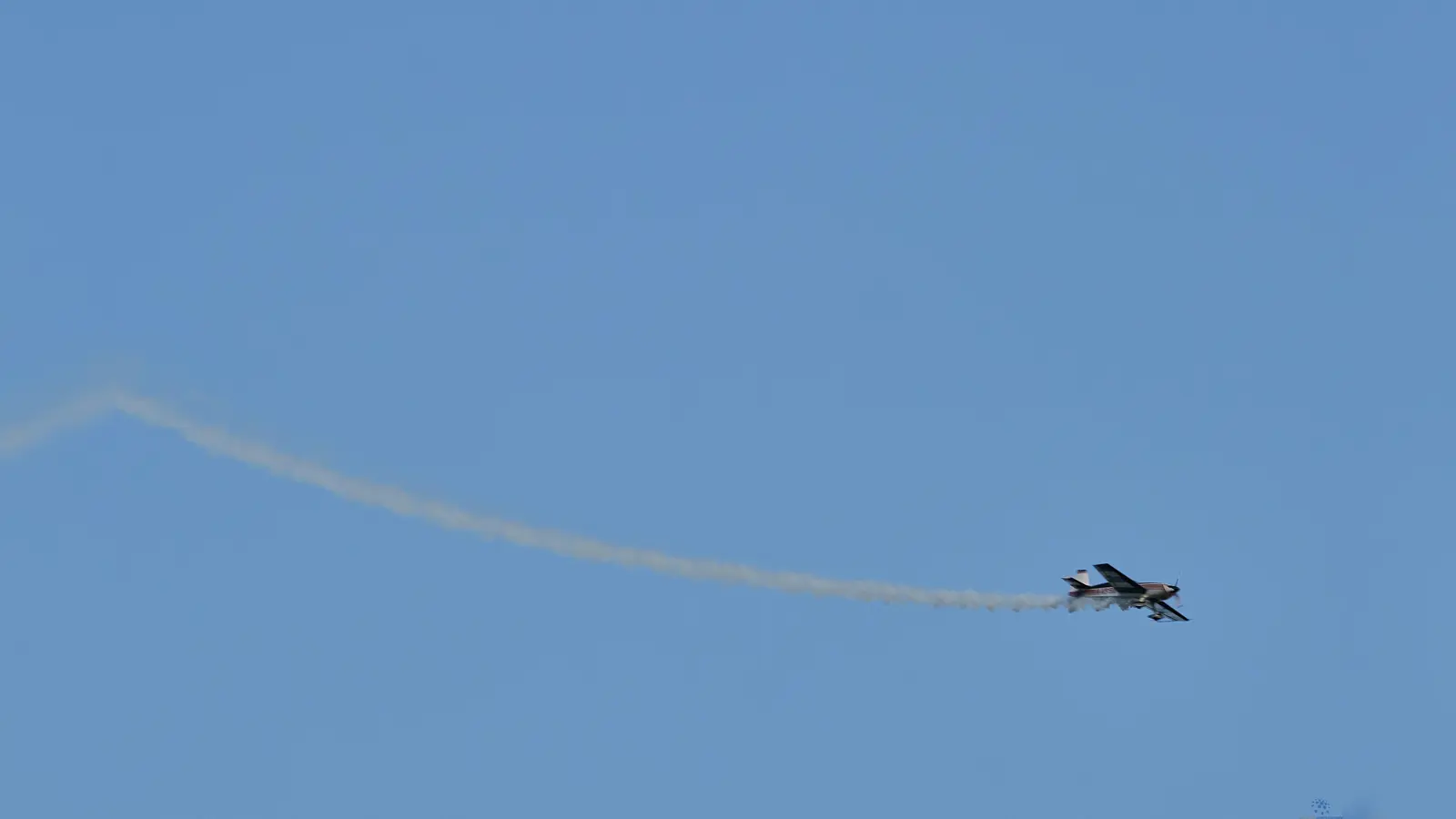 Kunstflugvorführung mit einer Extra 300. Gebannt schaute das Publikum auf die Kunststücke, die die Piloten Martin Kolb und Sebastian Kraemer in den Himmel zeichneten. (Foto: Stefan Bönning)