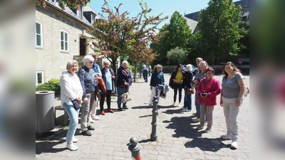 Omas gegen Rechts aus den Kreisen Höxter und Paderborn besuchen gemeinsam die Wewelsburg. (Foto: privat)