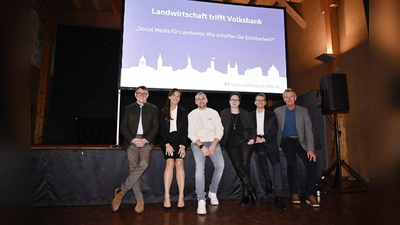 Ganz im Zeichen von Social Media stand die Veranstaltung „Landwirtschaft trifft Volksbank“ mit (v. l.) Stefan Berens, Landwirtschaftskammer NRW in Brakel, Ina Kreimer, Vorstandsmitglied der VerbundVolksbank OWL eG, Gastredner Hannes Kuhnwald, Christiane Kuhlebrock-Rosche, Leiterin Kompetenzfeld Landwirtschaft der VerbundVolksbank OWL eG, Michael Meier, Regionalleiter Zweigniederlassung Volksbank Höxter, und Kreislandwirt Heinrich Gabriel.  (Foto: Andreas Krukemeyer)