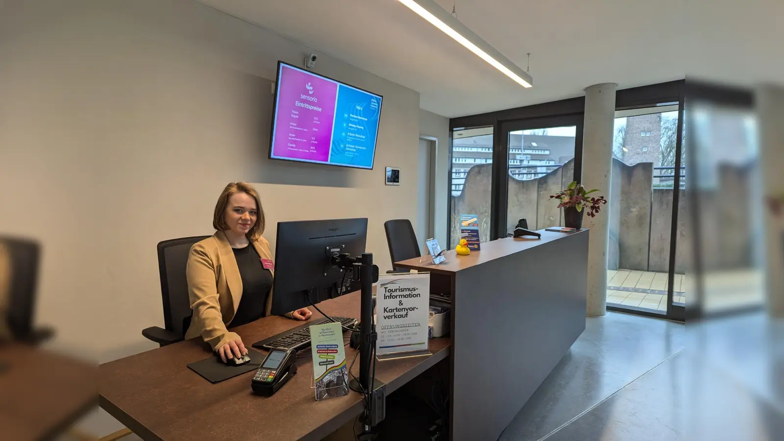 Vor Ort für Besucher da: Viktoria Raab in der Tourist-Information. (Foto: Stadtmarketing Holzminden GmbH)