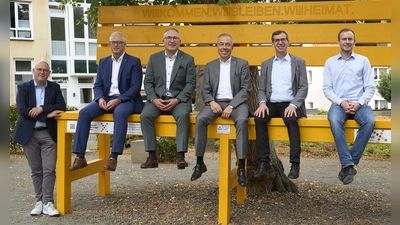 Weihten die XXL-Bank am Donnerstag offiziell ein (v.l.): GfW-Geschäftsführer Michael Stolte, Firmenkunden-Betreuer Andreas Kraut, Geschäftsstellenleiter Michael Brenke, Vorstand Birger Kriwet (alle Vereinigte Volksbank), Bürgermeister Tobias Scherf und Touristiker Lucas Lambracht. (Foto: Stefan Bönning)