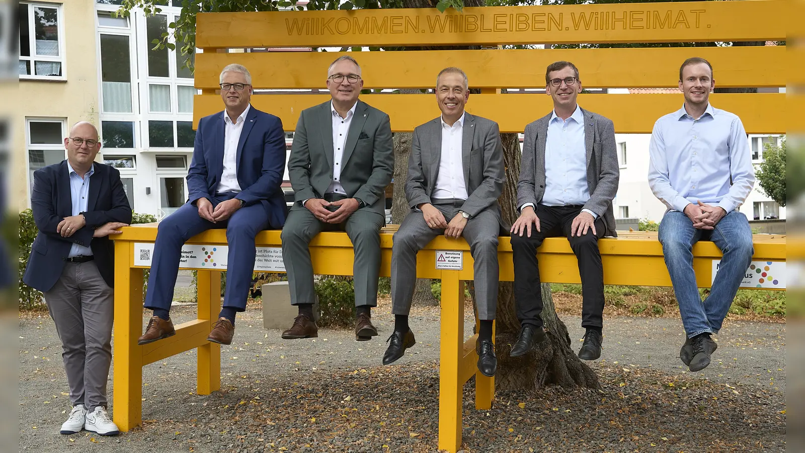 Weihten die XXL-Bank am Donnerstag offiziell ein (v.l.): GfW-Geschäftsführer Michael Stolte, Firmenkunden-Betreuer Andreas Kraut, Geschäftsstellenleiter Michael Brenke, Vorstand Birger Kriwet (alle Vereinigte Volksbank), Bürgermeister Tobias Scherf und Touristiker Lucas Lambracht. (Foto: Stefan Bönning)