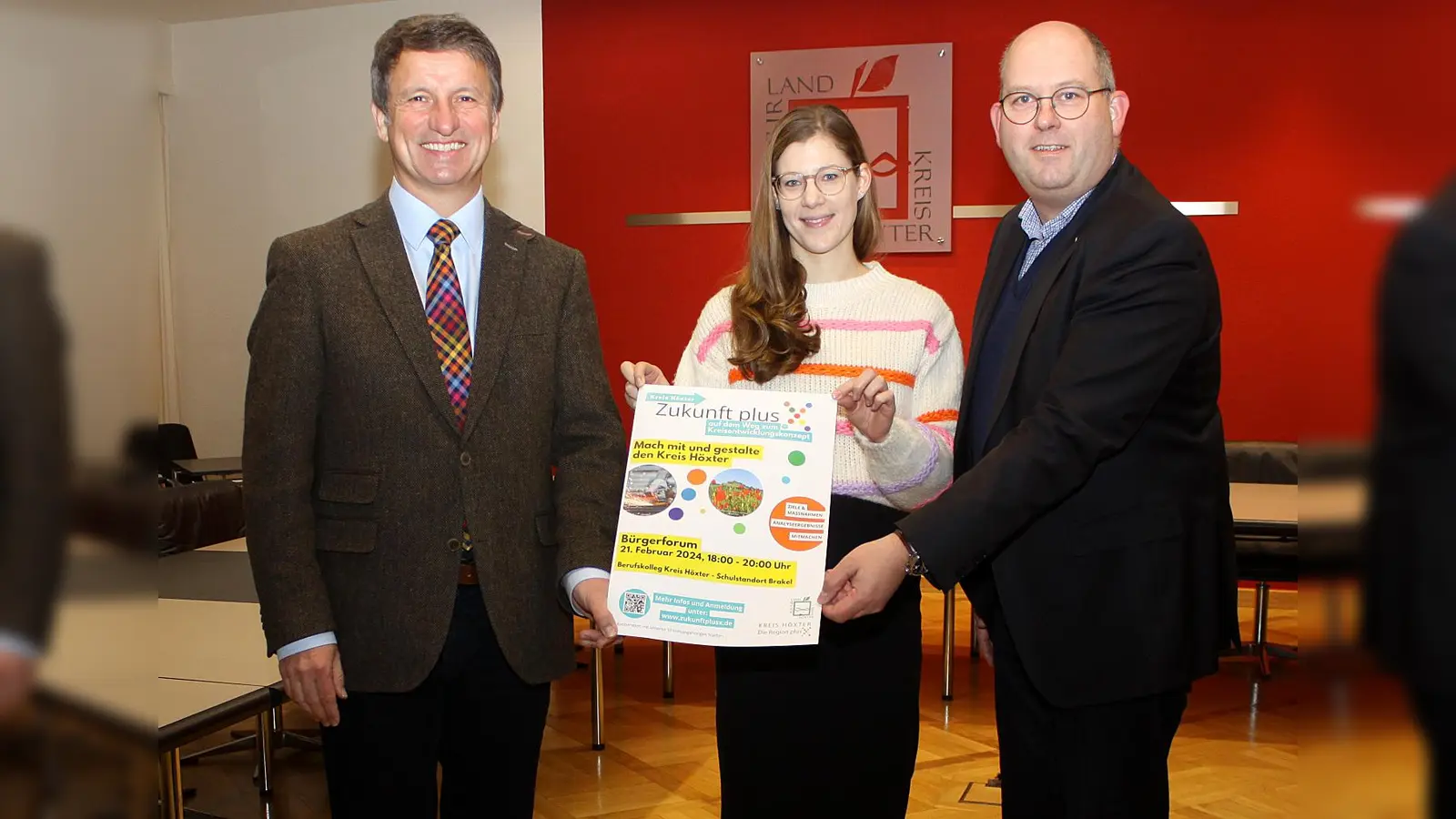 Auf gute Resonanz freuen sich (v.l.): Landrat Michael Stickeln, Sandra Dreker (Leiterin des Gemeinschaftsbüros Landrat des Kreises Höxter) und Michael Stolte (Geschäftsführer der Gesellschaft für Wirtschaftsförderung im Kreis Höxter). (Foto: Kreis Höxter)