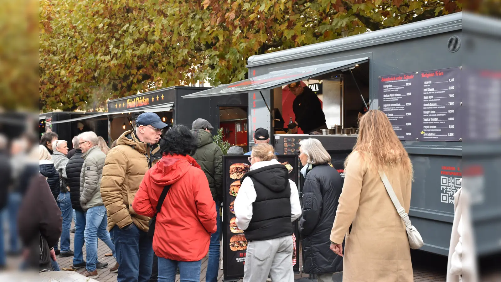Vor den fünfzehn Foodtrucks bildeten sich immer wieder Warteschlangen.  (Foto: Barbara Siebrecht)